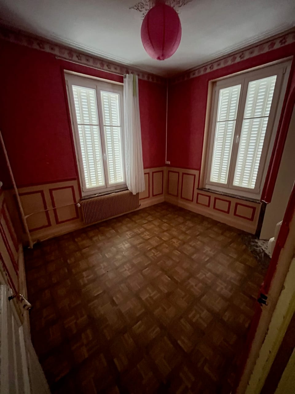 Chambre entièrement vidée après débarras