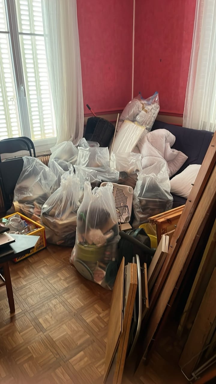 Chambre encombrée avant débarras