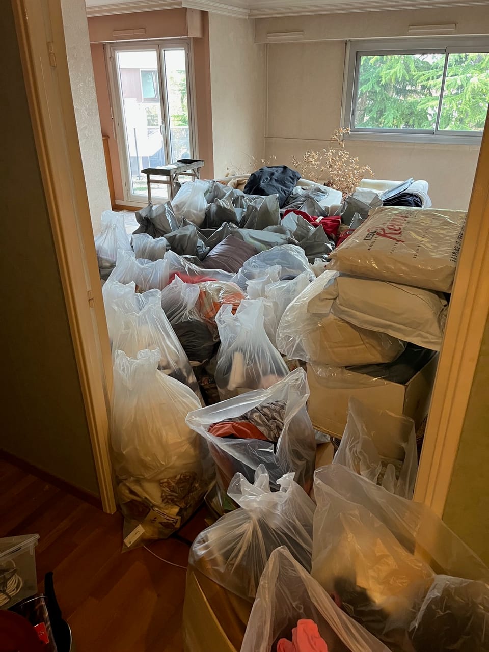 Salon rempli de cartons et sacs avant débarras